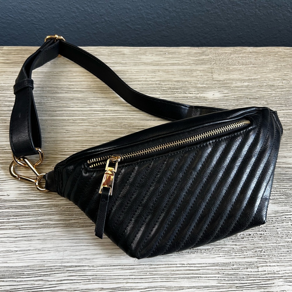 LIKE NEW!!! MNG by Mango Black Quilted Crossbody Bag with Gold Zipper
